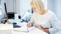 Kvinne fyller ut skjema