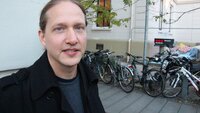 Bildet viser Stein Kyrre S&oslash;rensen utenfor Litteraturhuset i Oslo.