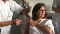 Bildet viser Jorunn Eid som setter vaksine p&aring; Anne Katrine Aas.