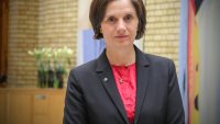 Kjersti Toppe i dressjakke i halvfigur inne på Stortinget