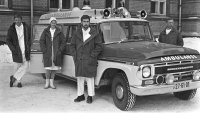 Ambulanse og helsepersonell i 1969. Bildet viser en ambulanse i 1969.