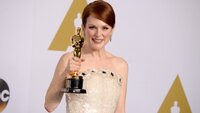 Bildet viser Julianne Moore med Oscar