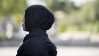 hijab, arbeidsantrekk Bildet viser en kvinne med hijab, sett i profil bakfra.