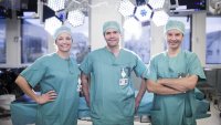 Forskerne ved Haukeland universitetssjukehus Bildet viser to sykepleiere og en kirurg på operasjonsstuen på Haukeland universitetssjukehus