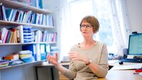 Bildet viser forsker Ragnhild Hellesø på sitt kontor.