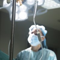 Antibiotika gis intravenøst under operasjon.