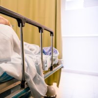 Bildet viser en pasient i en sykehusseng