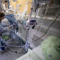 Bildet viser Julie Dahle ved en kuvøse.