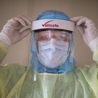 Helsearbeider iført smittevernutstyr.