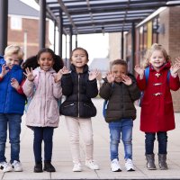 Bildet viser en gruppe med skolebarn.