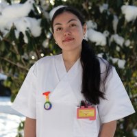 Bildet viser sykepleier Anne Isabella L. Helgadóttir. Hun poserer ut i sykepleieruniform.