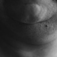 Utsnitt av halsen til en kvinne