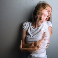 Dobbelteksponert bilde av ung, ukomfortabel kvinne