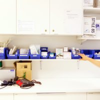 Bildet viser en travel sykepleier på et medisinrom