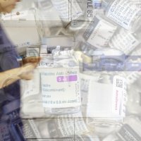 Fotomontasjen viser en haug med tomme hetteglass, og en sykepleier.