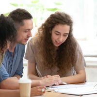 Unge personer jobber i gruppe