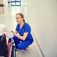 En sykepleier har en samtale med en pasient