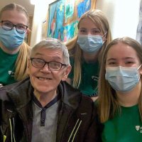 Trivselsagenter sammen med beboer