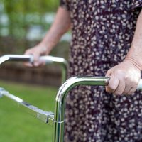 En eldre kvinne med gåstol