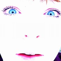 Bidet viser et kvinneansikt med oppsperrede øyne. Ansiktet ser opp i himmelen.