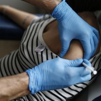 Bildet viser en gravid kvinne som skal til å få en koronavaksine.