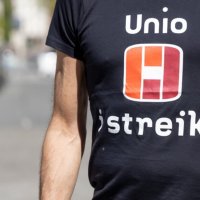 Bildet viser overkroppen til et menneske med en t-skjorte som det står Unio streik på.