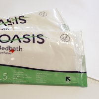 Bildet viser to pakker med vaskeklutene av typen Oasis Bedbath.