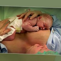 Bildet viser en nyfødt baby som ligger på brystet til moren og ammes