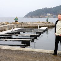 Bildet viser Kjetil Næss ved sjøkanten