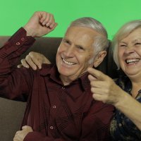 En eldre mann og en eldre kvinne heier og ler