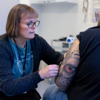 Bildet viser at sykepleier setter apekoppevaksine.