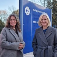 To kvinner står foran skiltet til akuttpsykiatrisk mottak på Ullevål sykehus