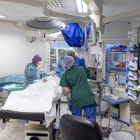 Bildet viser sykepleiere som gjør klar en operasjonsstue.