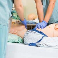 Bildet viser helsepersonell som simulererer hjerte–lunge-redning på en dukke