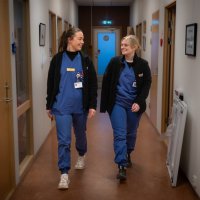 Bildet viser praksisstudentene Jørgensen og Østvik