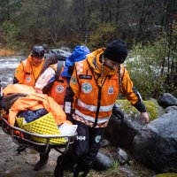 Bildet viser flere frivillige i Norsk Folkehjelp som har funnet den bortkomne etter leteaksjon
