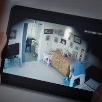 Bildet viser en som ser på NRK Brennpunkt.