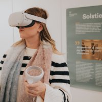 Bildet viser en student som har på seg VR-briller