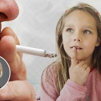 Bildet viser en som røyker foran to små barn