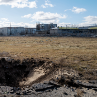 Bildet viser bombekrater i Lyman i Ukraina.