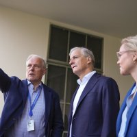 Sigbjørn Smeland, snakker med statsminister Jonas Gahr Støre og helse- og omsorgsminister Ingvild Kjerkol