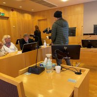 Bildet er fra Oslo tingrett og viser advokat Alexander Schimmelpfennig Nygaard sammen med de pårørende like før rettsaken startet 8. mai