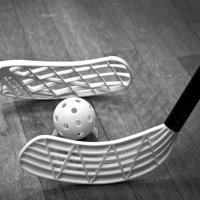 Bildet viser to innebandykøller og en ball