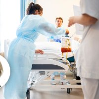 Bildet viser sykepleiere ved ­en gastroav­deling.