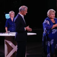 Bildet viser Jonas Gahr Støre og Erna Solberg i en TV-sendt debatt
