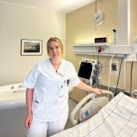 Bildet viser Ann Kristin Suhr på et pasientrom ved fødeavdelingen ved UNN