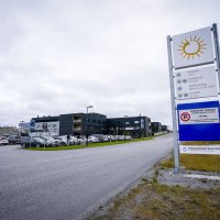 Bildet viser et skilt ved Kirkenes sykehus