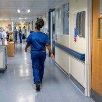 Bildet viser en gang i en sykehusavdeling.