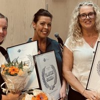 Bildet viser Svanhild Furre Johannessen, Elisabeth Andersson og Linda Helleso med pris og blomster.
