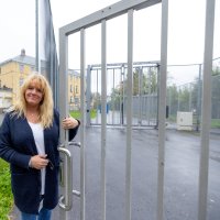 bildet viser Bente Sundbye ved den låste porten utenfor sikkerhetsavdelingen på Dikemark